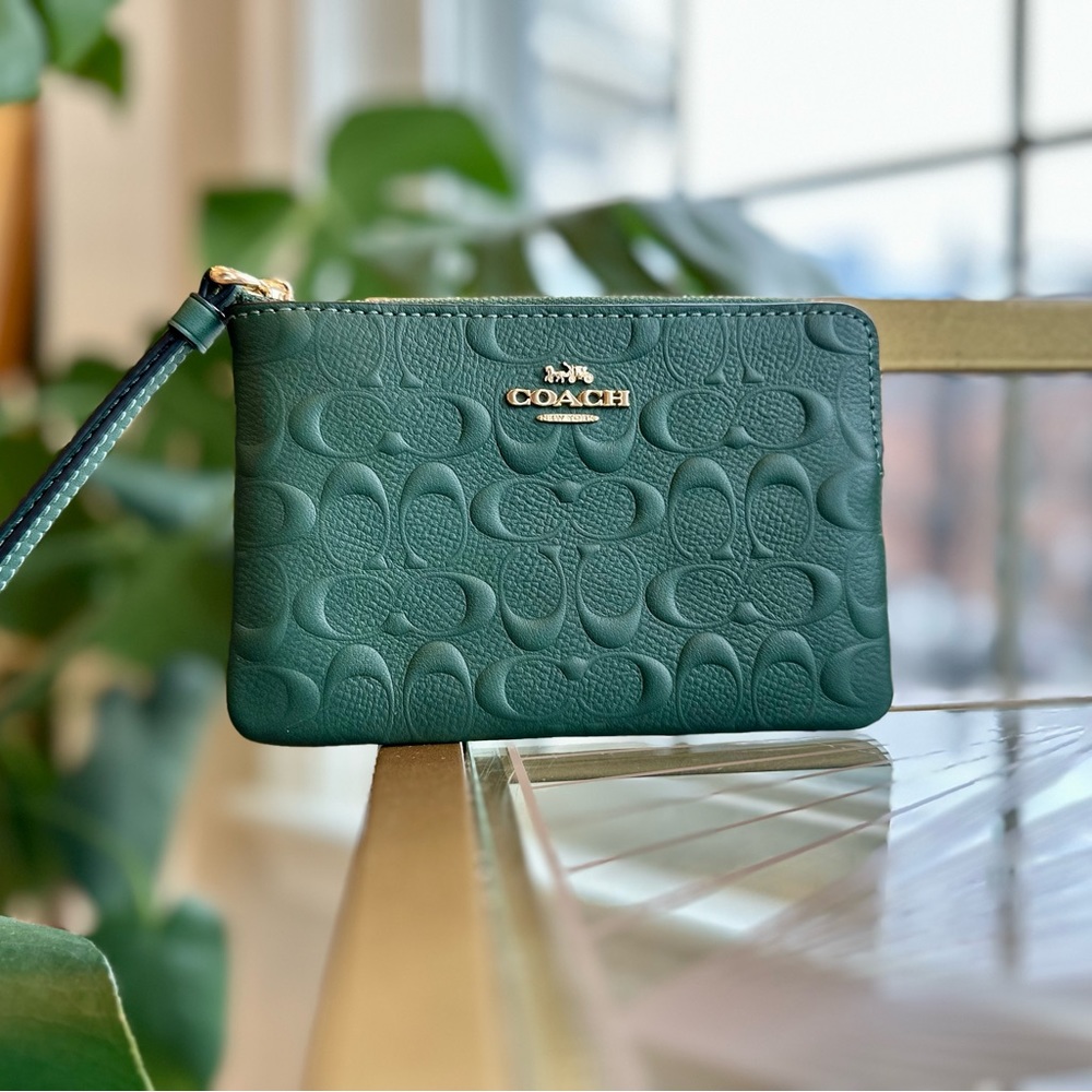 NWT Coach Embossed Matte Textured Forest Green Corner Zip Wristlet Signature C’s - Picture 10 of 11